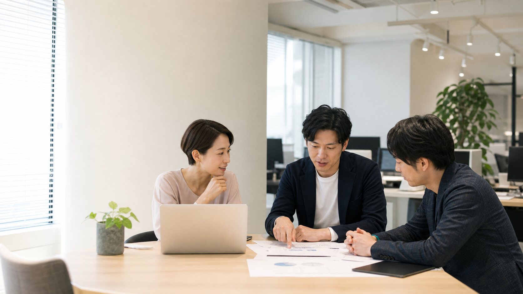 新しい開発案件について打ち合わせをする様子